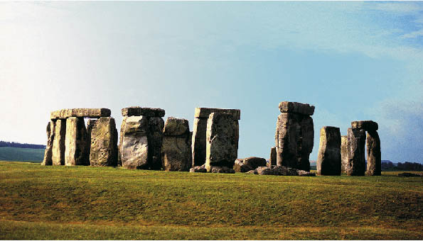 stonehedge, englands sehenswürdigkeit aus der jungsteinzeit bei schönwetter 