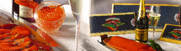 ein Lachs, roter Kavier und Champagner sind aufgedeckt 