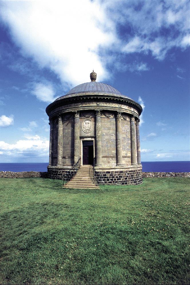 Ein Pavillon aus Stein an der Küste Irlands 