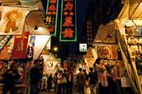 grell leuchtende Marktstraße in China 