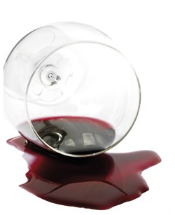 Bordeaux rinnt aus einem umgeleerten Weinglas