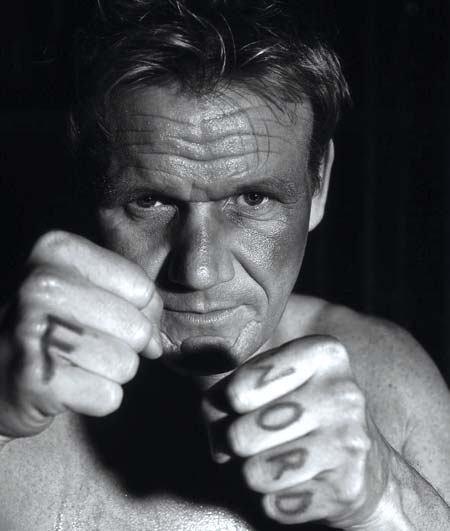 ein schwarzweißes Bild von Gordon Ramsay in Boxer Ausgangsstellung 