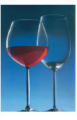 Zwei Weingläser, ein leeres und eines ist zu einem achtel mit Rotwein gefüllt 