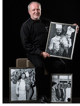 Otto Koch mit Bildern seiner Vergangenheit