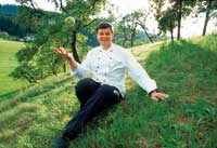 Harald Wohlfahrt sitzt auf einer grünen Weide 