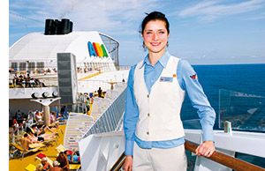 eine Dame an Deck des Kreuzfahrtschiffes AIDA 