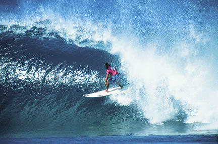 ein Surfer reitet die Welle in der Tube 