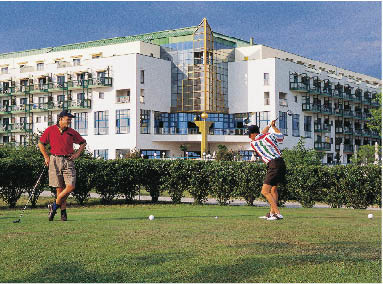 Mann und Frau spielen Golf auf der Anlage des Steigenberger resorts 