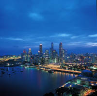 die Skyline und die Marina Bay von Singapur bei Nacht