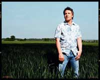 Jamie Oliver steht in Kniehohem Gras 