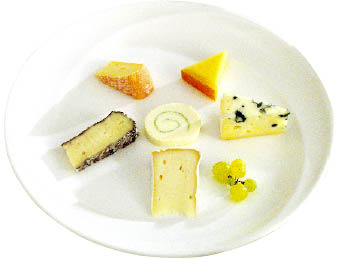 sechs verschiedene Käsesorten auf einem Teller 