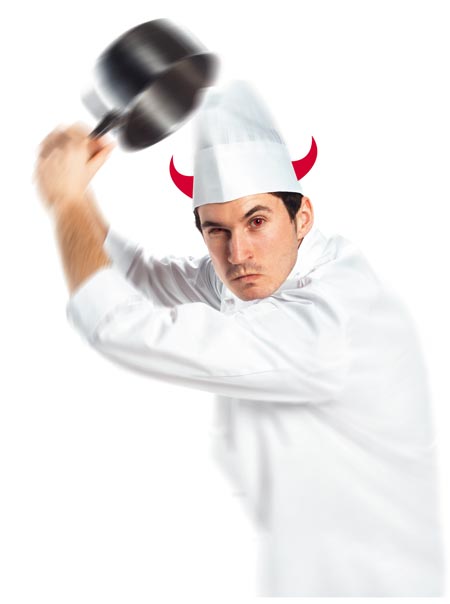 Ein Koch im weißen Gewand mit roten Augen und Teufelshörnern holt mit seinem Kochtopf zu einem Schlag aus 