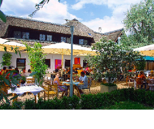  Restaurant Zur Blauen Gans der Gastgarten im Sommer 