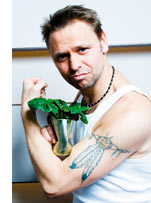 Stephan Niese mit Spinat in der Hand und Tattoo am Oberarm 