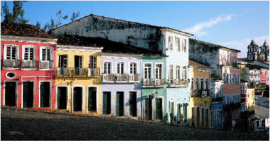 eine Straße in Brasilien mit bunten Hausmauern und langen eingangstüren 