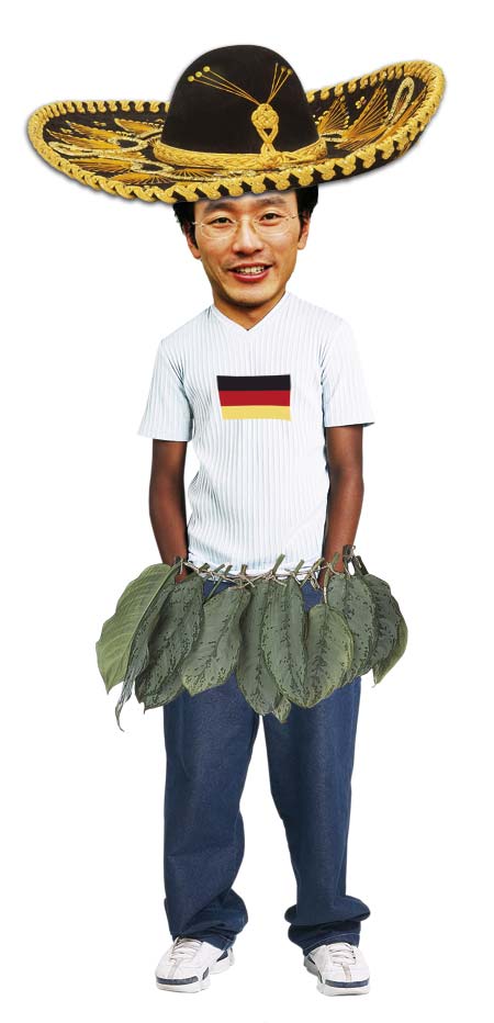 ein Asiate mit einem Bambusröckchen, die deutsche flagge auf sein Tshirt gedruckt und einem Sombrero
