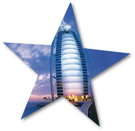 das Burj Al arab hotel in der abenddaemmerung aus der froschperspektive fotografiert 