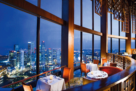 ein Restaurant mit dem Blick über die Skyline Singapurs 