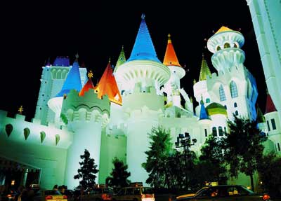 Das Excalibur Hotel in Las Vegas, ein Schloss mit bunten Dachspitzen  