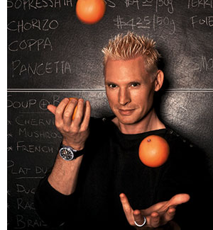 Emmanuel Stroobant mit orangen jonglierend 