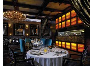romantisches Restaurant, dunkle Hintergrundbeleuchtung, schimmernde Kronleuchter, Stühle aus blauem Samt 
