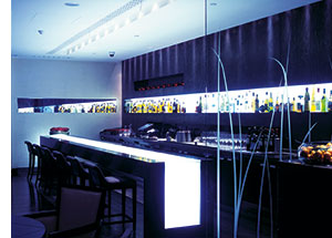 ein Restaurant, stylisch, modern, mit grellem weissen Licht als Highlights 