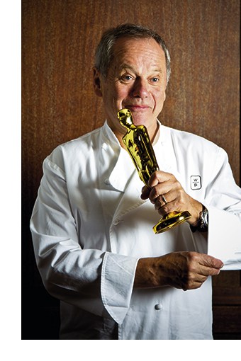 Wolfgang Puck mit einem Oscar im Arm