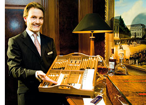 ein Mann mit einer Zigarrenbox, verschiedenste Sorten befinden sich darin 