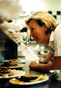 Lisl Wagner-Bacher spaßig in der küche