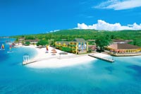 von der Weite fotografiert, Jamaikas Puderstrand inklusive türkisfarbenes Wasser und eine Hotelanlage 
