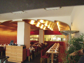 Restaurant kombiniert Holz mit der Farbe Rot 