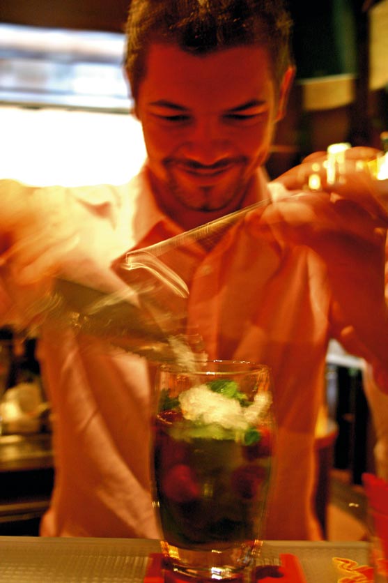 ein Barkeeper mixt einen erfrischenden Sommer Cocktail 