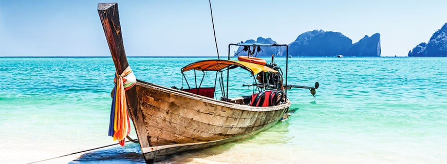 Ein Holzboot auf der thailändischen Insel Phuket