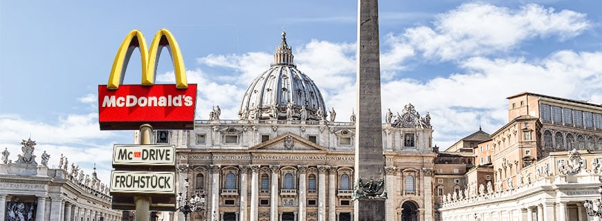 Ein Dorn im Auge, Mc Donald`s Schild am Petersplatz in Rom.