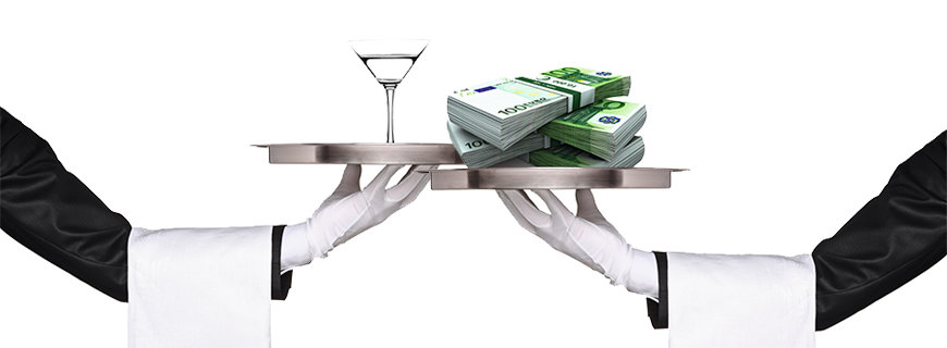 zwei Kellnerarme mit einem Martini und einem Geldscheinpaket 