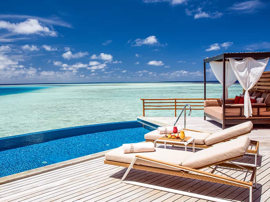 Luxus erleben: mit Blick aufs türkisfarbene Meer im Hotel Baros auf der Koralleninsel.
