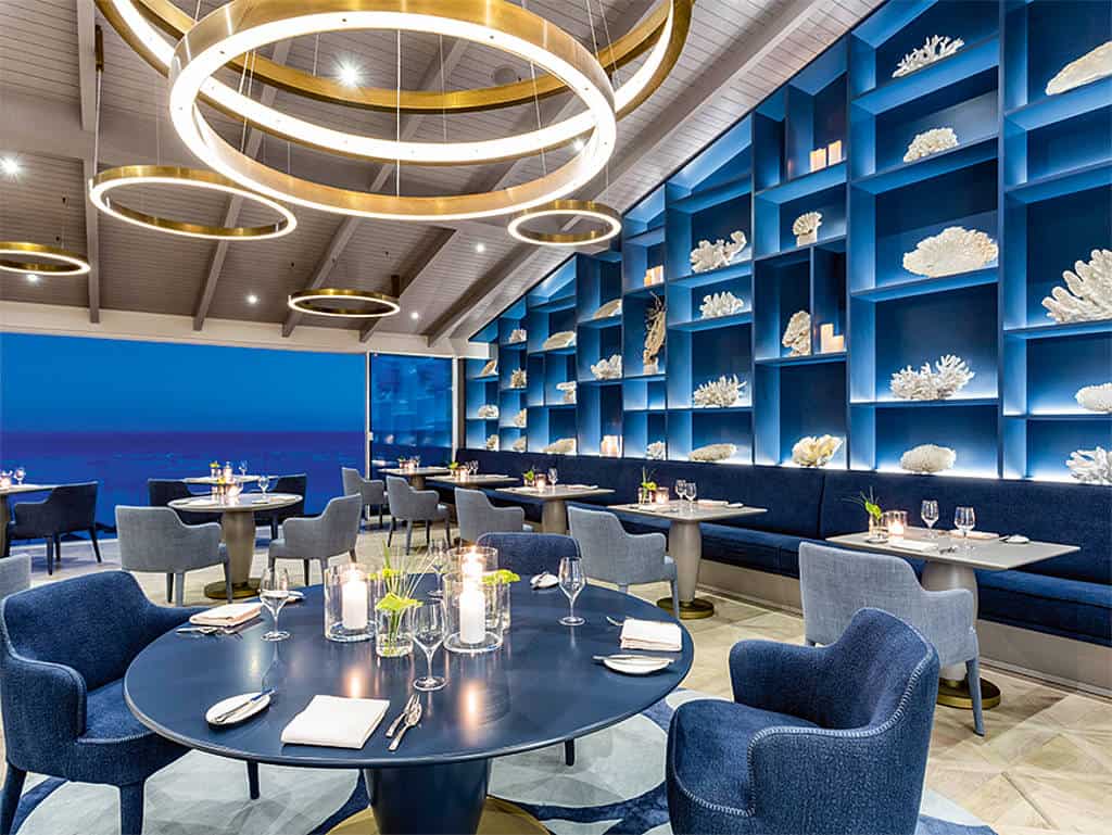 Hier hören Gäste das Meer rauschen: Nach einem umfassenden Umbau hat nun jeder Platz im Restaurant Ocean an der Algarve Meerblick. 