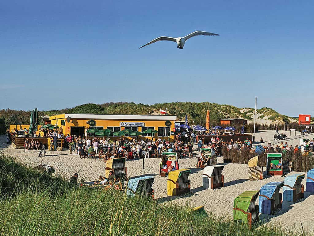 Strandfeeling: im Dünenrestaurant das Wetter und das Essen genießen