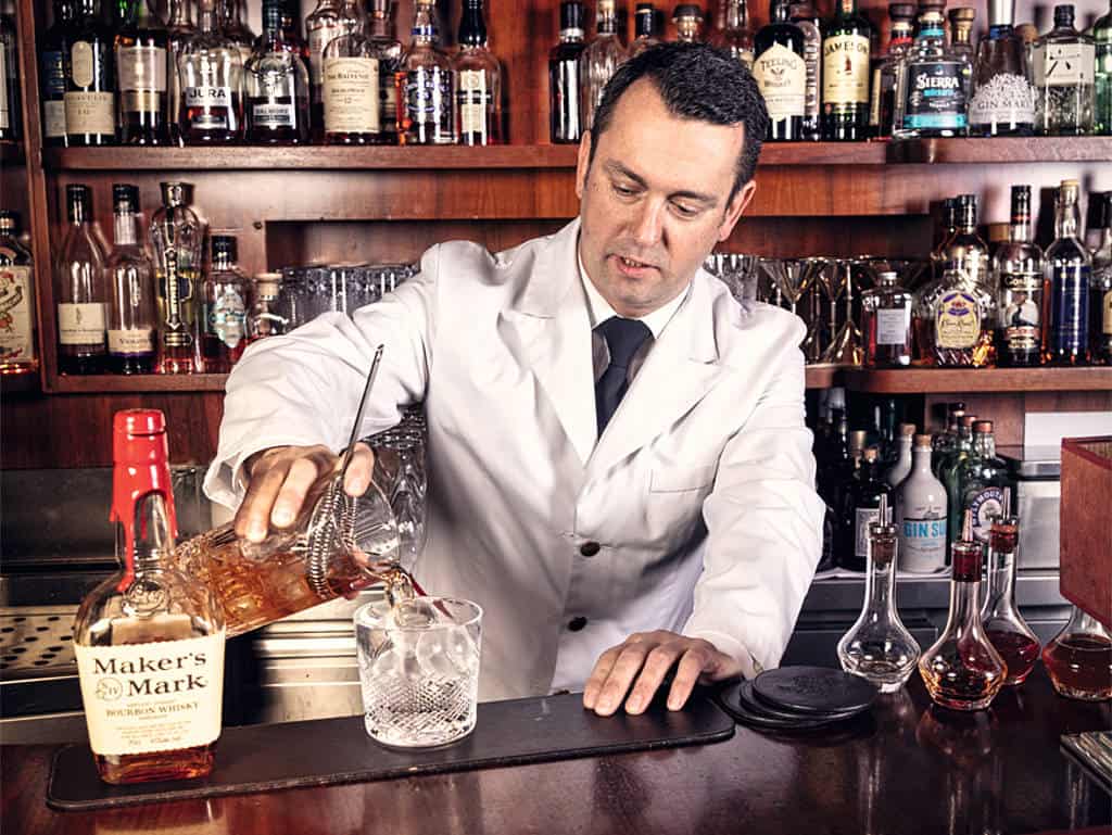 Enrico Wilhelm macht einen Cocktail