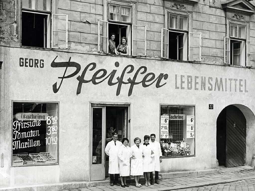 Stolz wie die Pfeiffer-Mitarbeiter: 1950 stand Qualität und Frische genauso im Mittelpunkt wie heute.