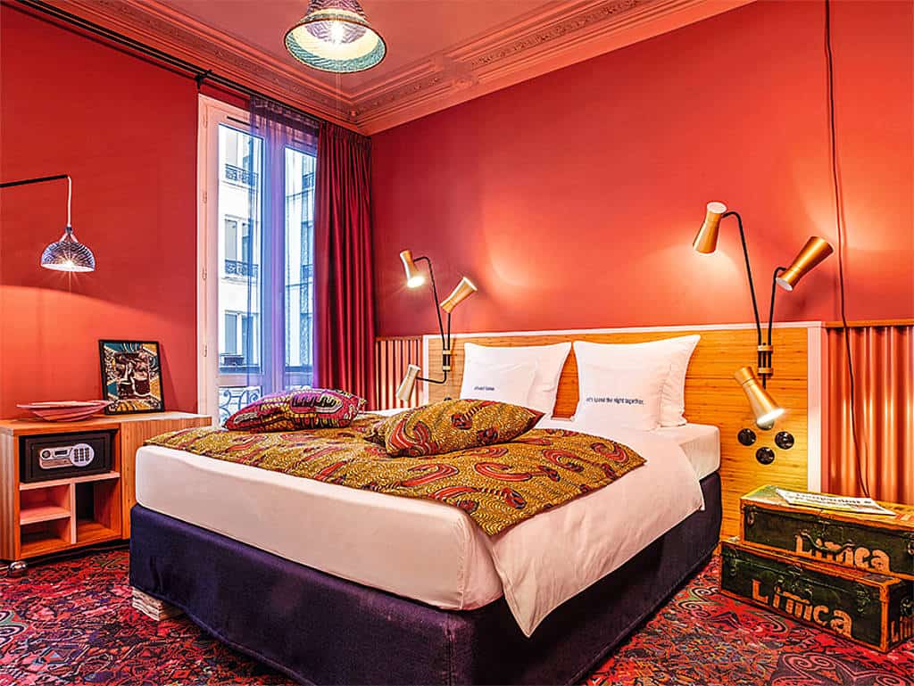 Zimmer in Paris mit Doppelbett, in sehr warmen Farben