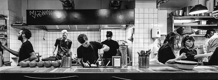 Küchenteam in schwarz weiß