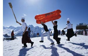 Spaß während der Wintersaison, Menschen albern auf dem Berg herum 