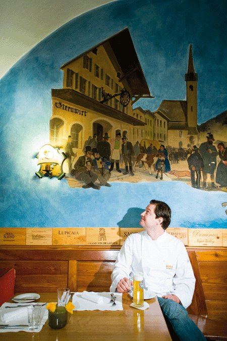 Andreas Döllerer im Wirtshaus das Gemälde an der Wand bestaunend 