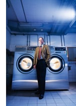 Ein Herr steht vor zwei Waschmaschinen 