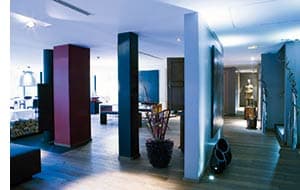 ein Raum mit Saeulen in verschiedenen Farben, innovatives Interior 