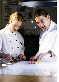 Christoph Zangerl mit seiner Kollegin in der Küche 