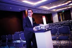 Andreas Wieckenberg positioniert den beamer im konferenzraum
