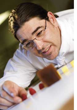 Christoph Zangerl arbeitet präzise an einem Dessert 