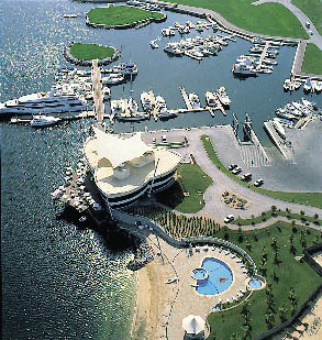 Grünflächen und Küste fotografiert aus dem Ritz Carlton Dubai 